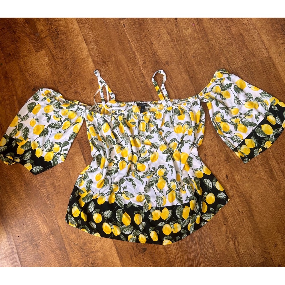 579. NWOT Lemon Print Cold Shoulder Top White Yellow lemon all over print.